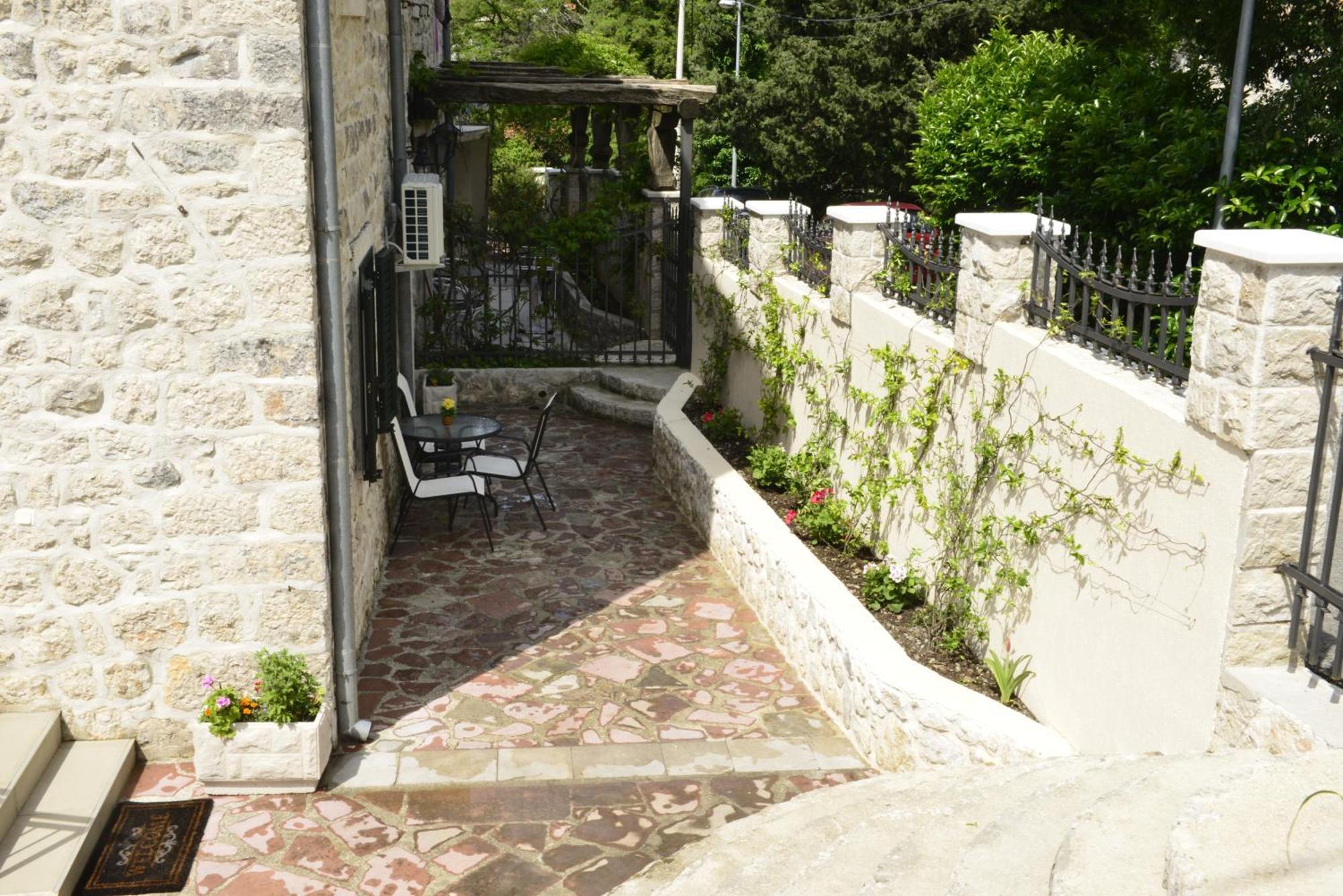 Villa Andrea Apartments With Parking Kotor Exterior photo